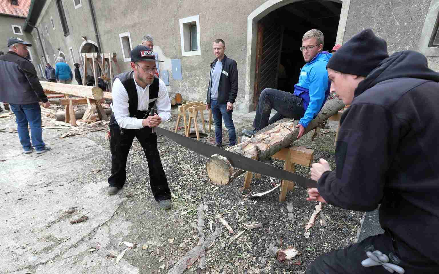 Cheb hostí workshop tesařských učňů z Česka a Německa