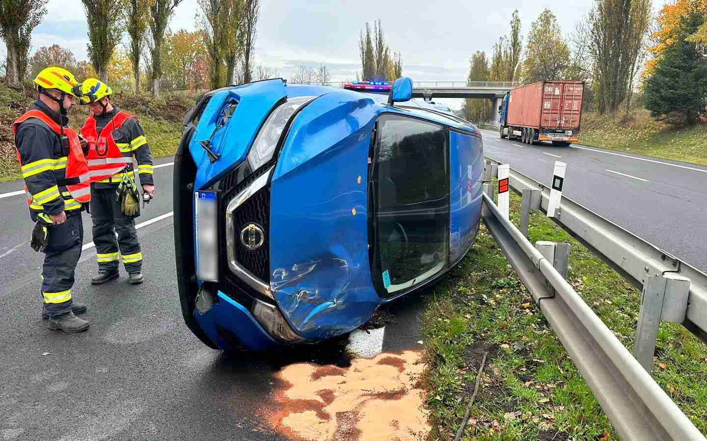 Dvě auta skončila na boku. Řidičům, z nichž jeden byl hluchoměný, museli pomoc hasiči