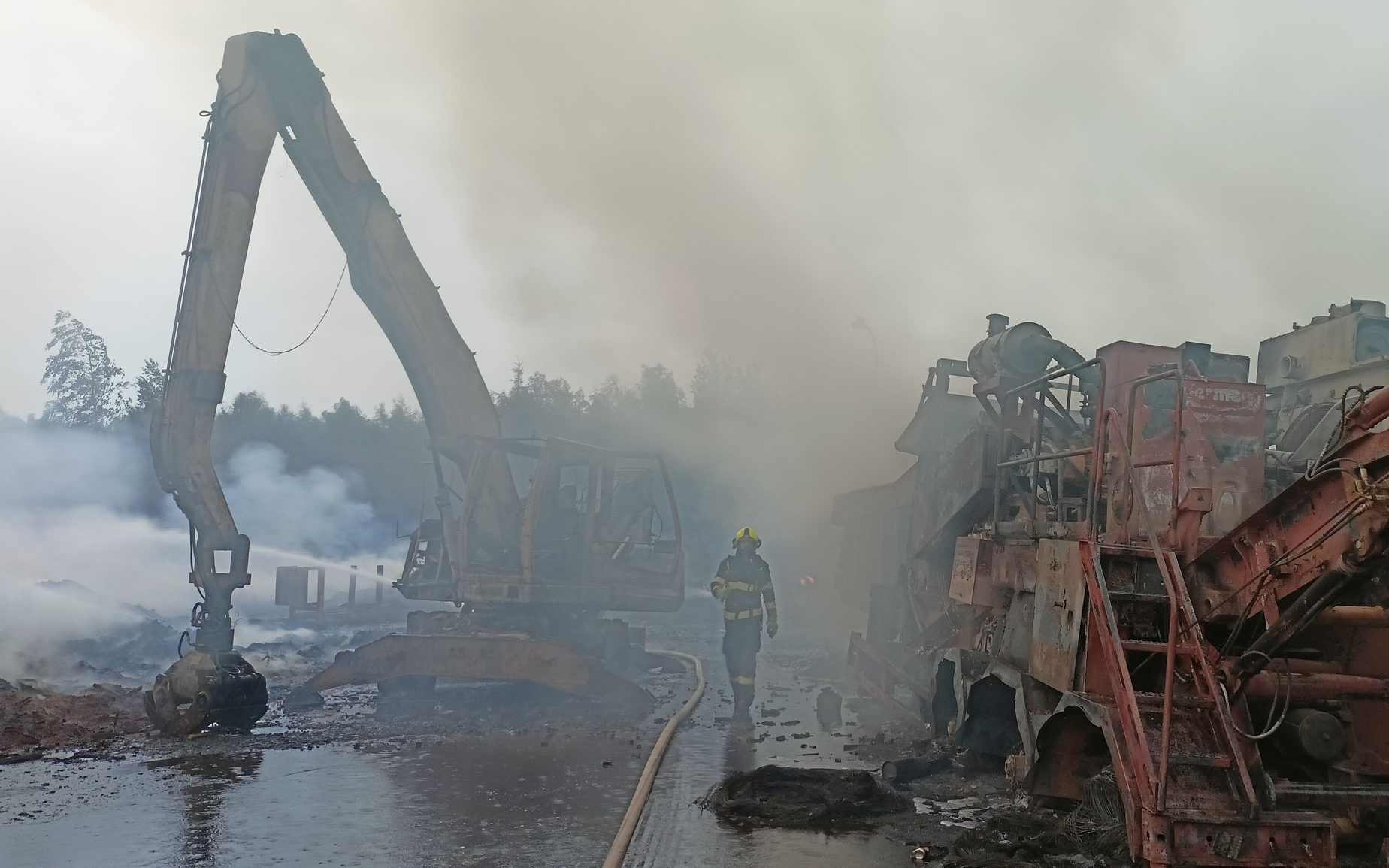 VIDEO: Požár na skládce v Tisové se stále nedaří uhasit. Hasiči doporučují lidem nevětrat