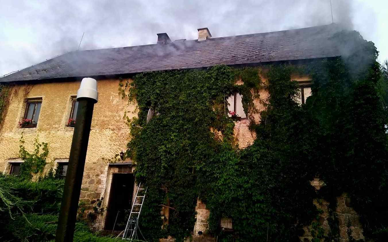 Hasiči vyjeli k požáru domu v obci Merklín. Uvnitř našli člověka v bezvědomí