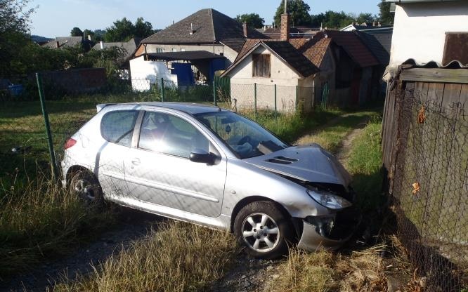 Muž si od své známé půjčil auto, jenže jí ho naboural