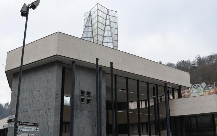 Stavbou Karlovarského kraje se stala zrekonstruovaná budova Nemocnice Cheb a Vřídelní kolonáda