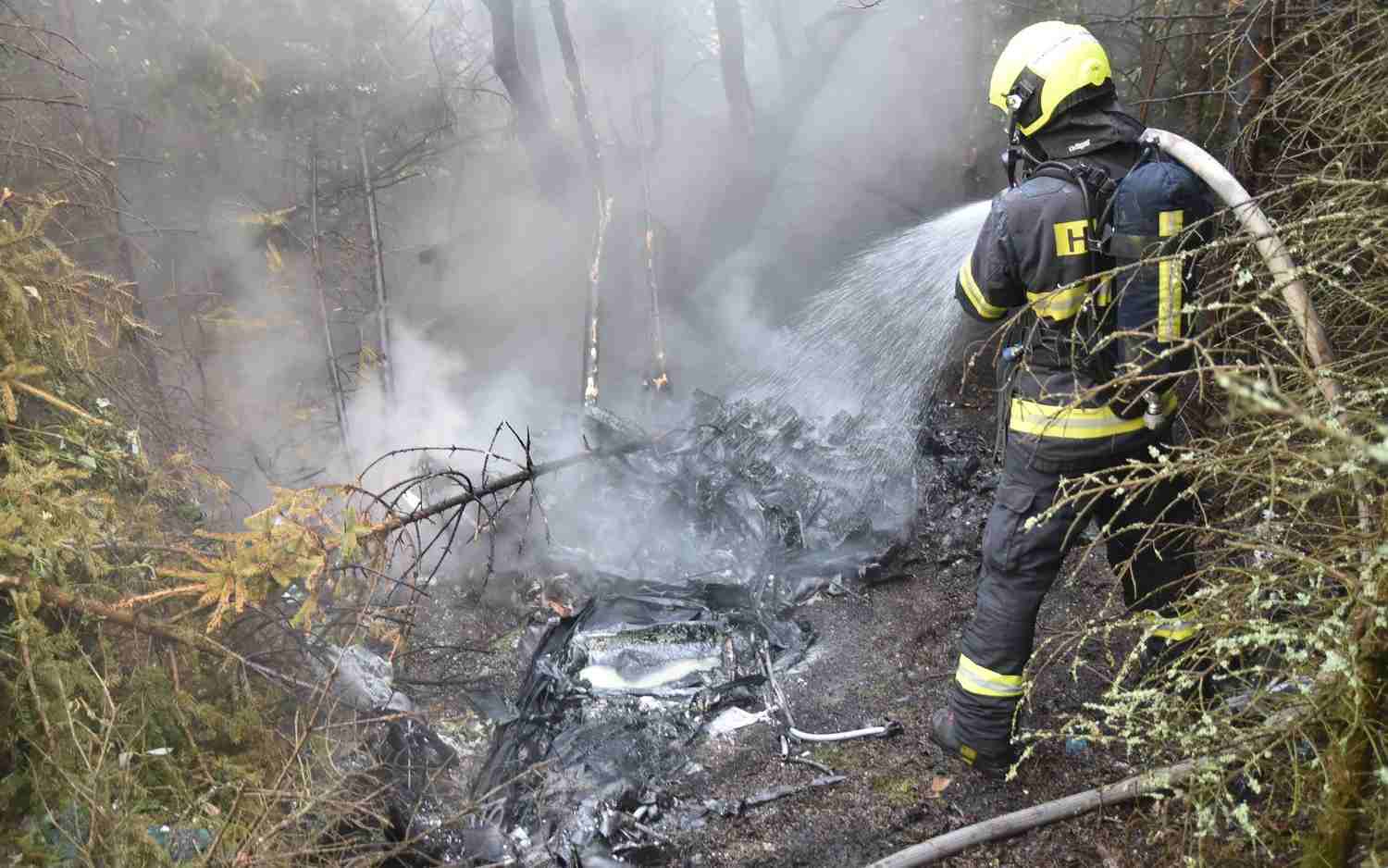 VIDEO: Na Letišti Hory se o víkendu zřítilo ultralehké letadlo. Hasiči zveřejnili video ze zásahu