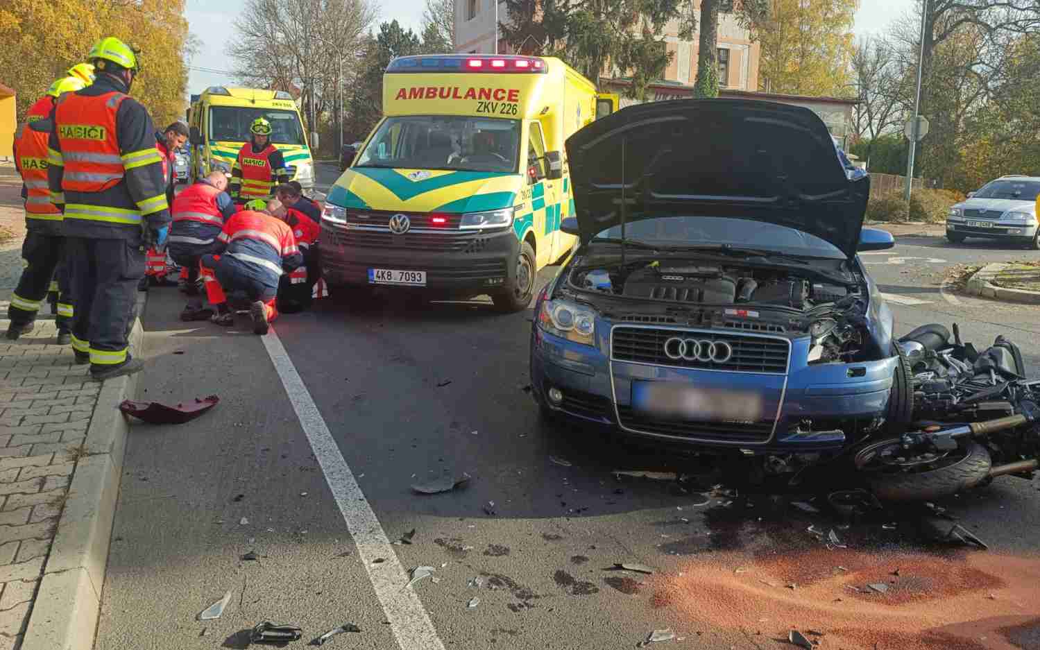 FOTO: V Sadově na Karlovarsku se při nehodě zranila motorkářka. Letěl pro ní záchranářský vrtulník