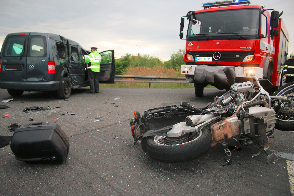 AKTUÁLNĚ: U Královského Poříčí havaroval osobák a tři motorkáři. Jeden z nich na místě zemřel