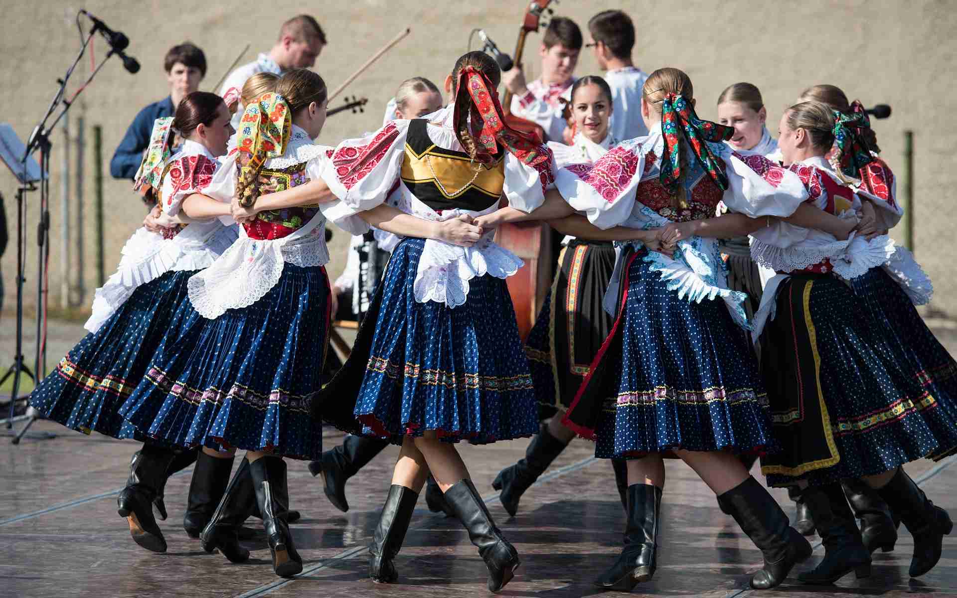 Karlovarský folklorní festival přináší do muzea výstavu a odpoledne s lidovou hudbou 