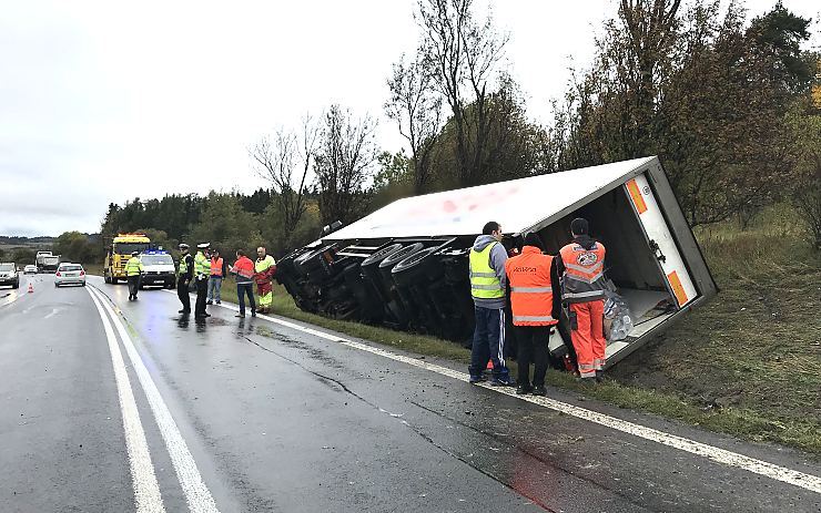 Řidič skončil s kamionem u Žlutic v příkopu. Policistům odmítl test na drogy