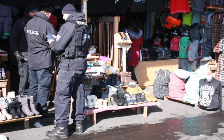 Tržnice na Chebsku navštívili policisté. Hledali tu drogy