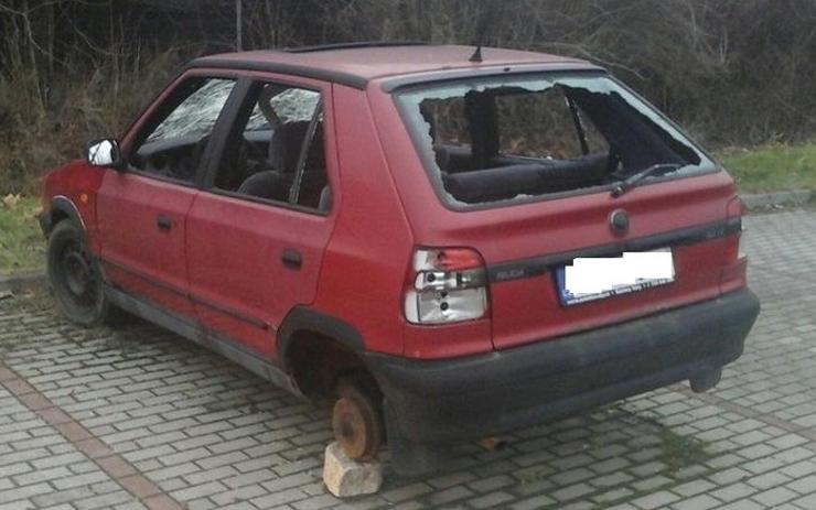 Strážníky znepokojuje přibývání černých skládek a odstavených autovraků 