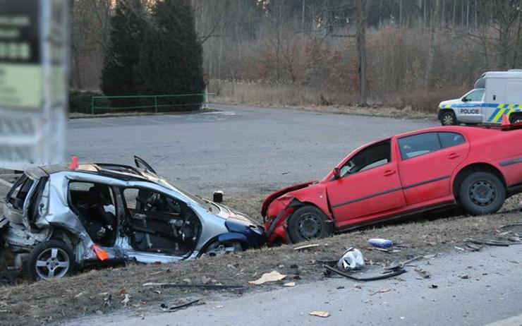 Vážná dopravní nehoda na Chebsku. Pro těžce zraněnou řidičku přiletěl vrtulník