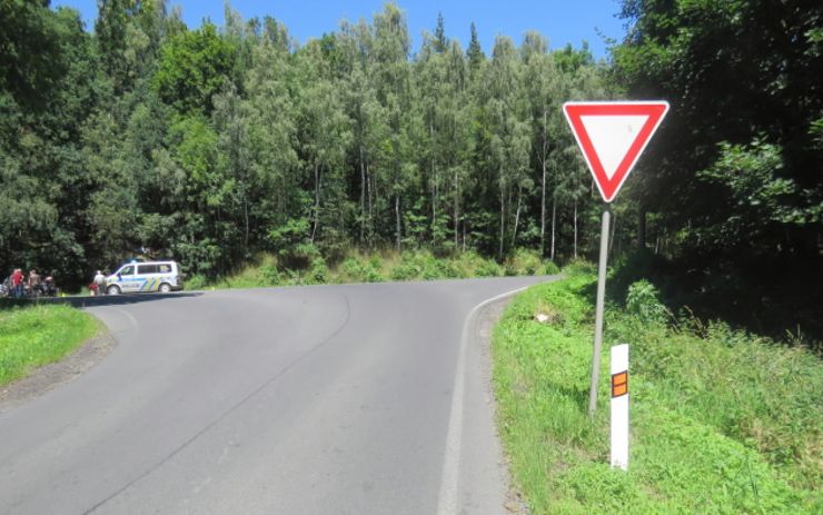 Dva sražení motorkáři v jeden den! Pro zraněnou spolujezdkyni přiletěl vrtulník