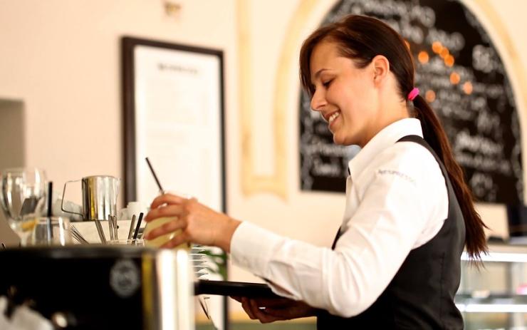 Hotelům v Karlovarském kraji schází pracovníci. Posila možná přijde ze Švýcarska 