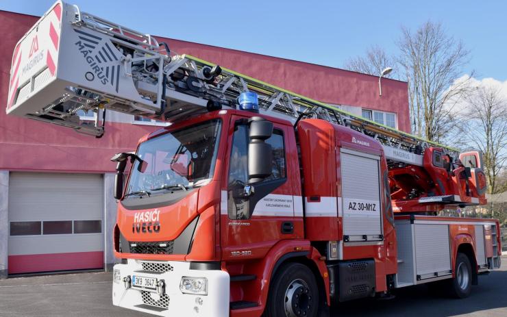 OBRAZEM: Sokolovští hasiči dostali nový automobilový žebřík