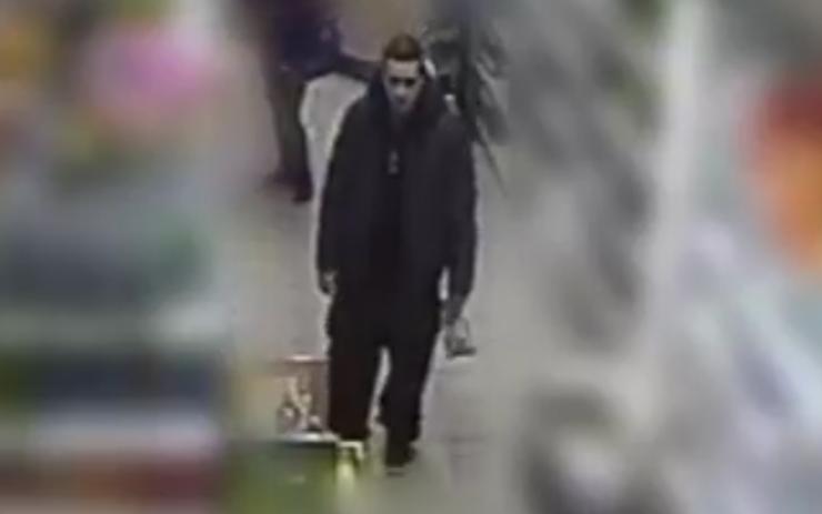 VIDEO: Neznáte ho? Policie pátrá po zloději z Chebska. V krámě sebral losy za 18 tisíc