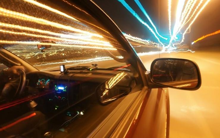 VIDEO: Řidič uháněl Kynšperkem rychlostí 126 kilometrů v hodině! U policistů je známou firmou