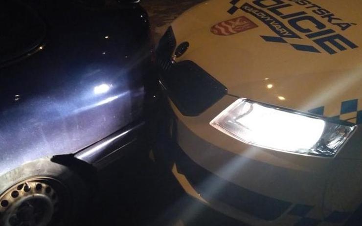 Opilá řidička při kontrole nezatáhla ruční brzdu, skončila v policejním autě