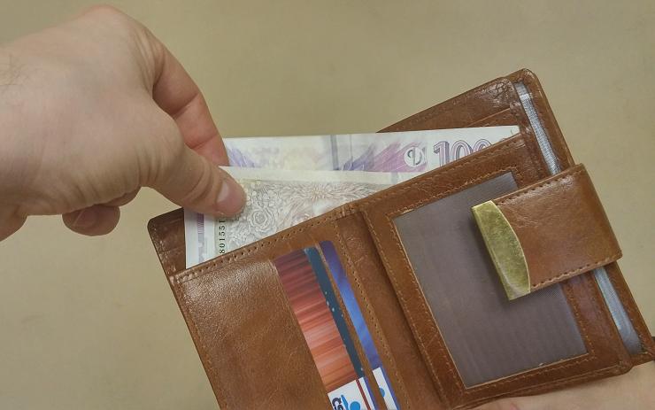 Muž našel na benzínce peněženku s 30 tisíci, peníze si chtěl nechat