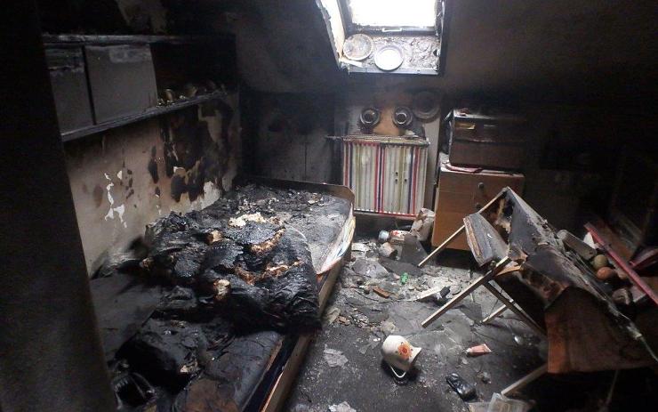 Při požáru bytu v Oloví se zranil muž. Hasiči evakuovali několik obyvatel domu