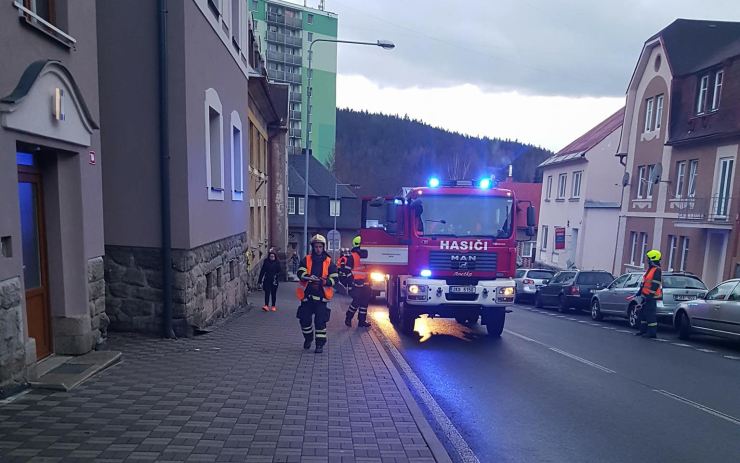 OBRAZEM: Ulicemi Nejdku se až za město táhla na silnici mastná skvrna