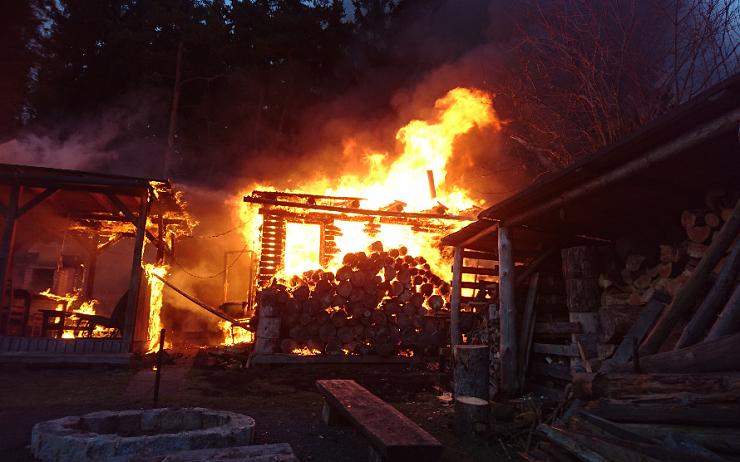 OBRAZEM: V Ostrově hořela zahradní chatka, na místě zasahovaly čtyři jednotky hasičů