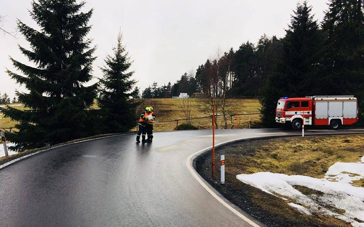 OBRAZEM: Únik provozních kapalin zkomplikoval dopravu na silnici z Nejdku na Pernink