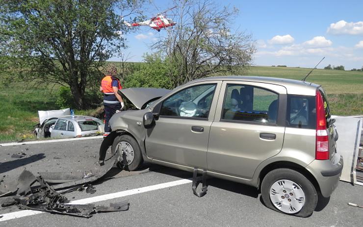 OBRAZEM: Při čelním střetu dvou aut na Karlovarsku byli zraněni tři lidé. Pro řidičku přiletěl vrtulník