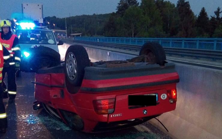 OBRAZEM: U Sokolova skončilo auto na střeše. Zaklíněnou řidičku museli vyprostit hasiči