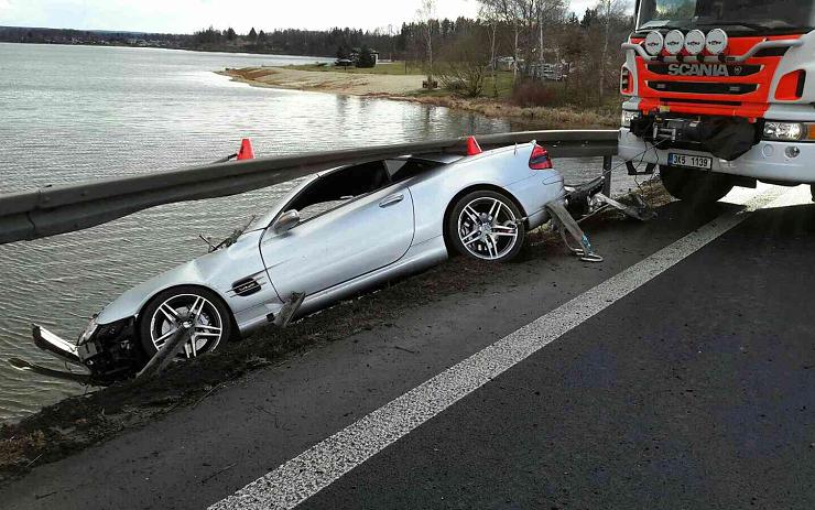 OBRAZEM: Auto zaklíněné pod svodidly museli vyprostit hasiči. Do vody unikla část nafty