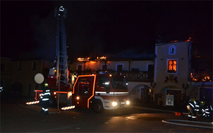 OBRAZEM: Hotel Stein u Chebu v plamenech! Požár zasáhl celé křídlo