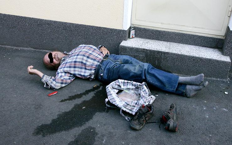 Opilec si ustlal na zemi u fotbalového hřiště. Naměřili mu bezmála tři promile