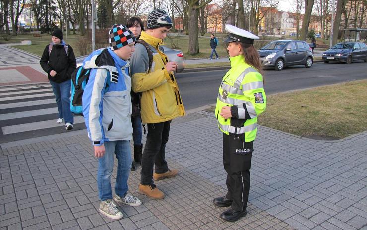 OBRAZEM: Policisté pořádali celorepublikovou preventivní akci „Zebra se za tebe nerozhlédne.“ Sledovali chování žáků na přechodech 