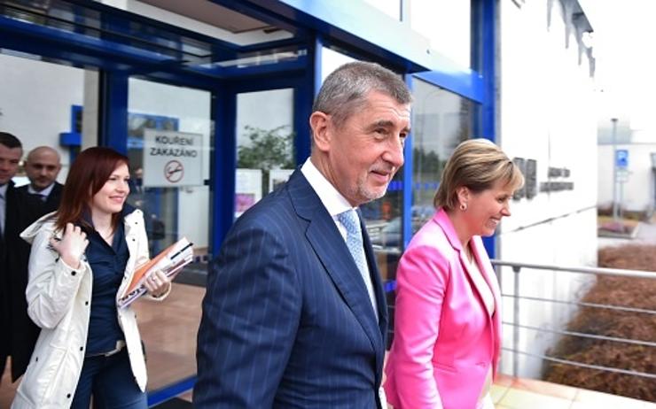 Dostavba dálnice D6, nedostatek zdravotníků, výstavba testovacího centra. Premiér Andrej Babiš diskutoval s vedením kraje o problémech sužujících region