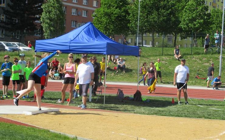 OBRAZEM: Atletický stadion v Ostrově hostil Memoriál Miroslava Kitzbergera