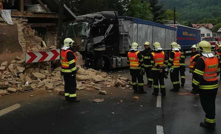 AKTUÁLNĚ: Silnice na Karlovy Vary je zavřená! Kamion při hromadné nehodě zboural část domu v Boči