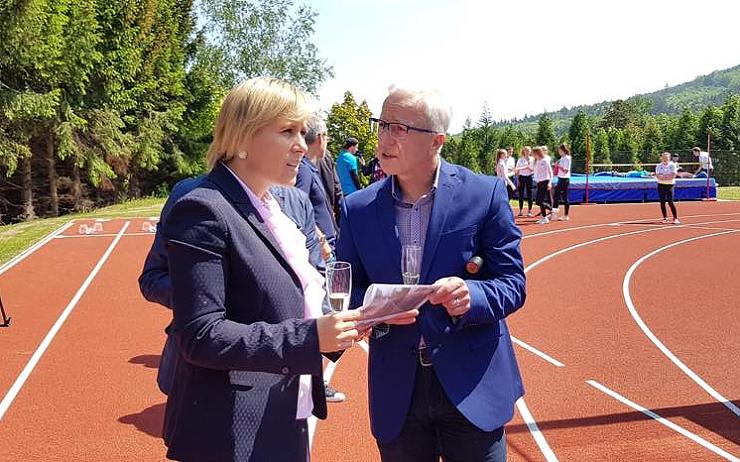 Studenti pedagogické školy v Karlových Varech mají nové víceúčelové hřiště