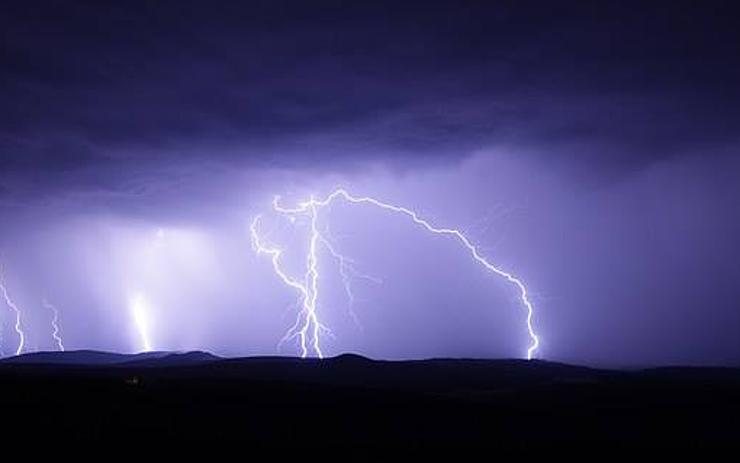 Výstraha meteorologů: Vítr a bouřky ještě zesílí, dnes může přijít i krupobití