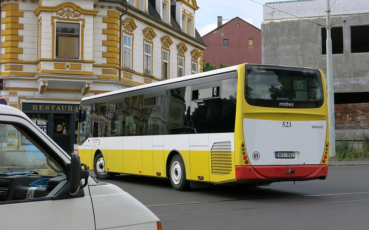 Ostrovan chtěl ukrást autobus, jeho jízda skončila karambolem. Z místa utekl