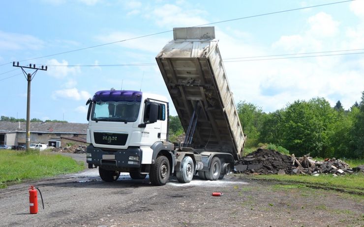 Zvednutá korba náklaďáku se dotkla drátů s vysokým napětím, auto začalo hořet