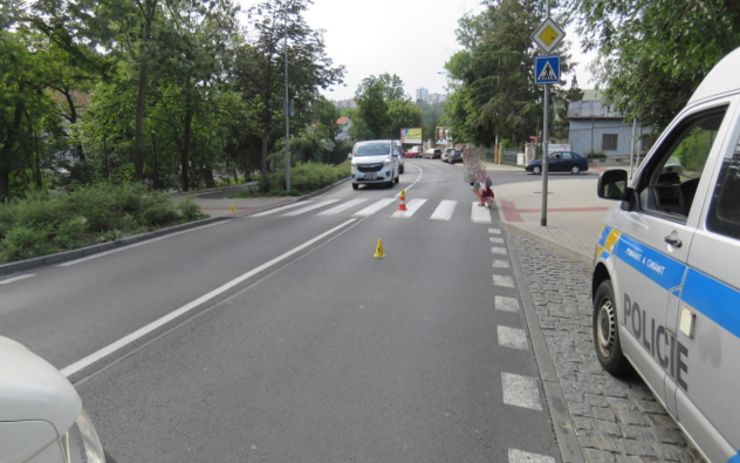 Osobní auto v Karlových Varech srazilo ženu na přechodu, řidička ujela. Policie hledá svědky nehody