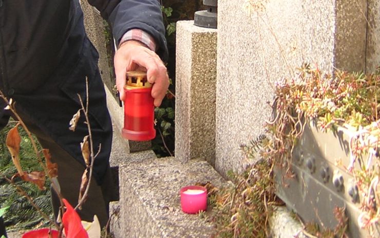 Pozor, kde zapalujete svíčky! Na hřbitově v Ostrově začal hořet strom, zasahovali hasiči i strážníci