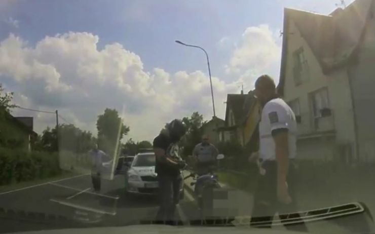 VIDEO: Policejní honička se zdrogovaným motorkářem na Karlovarsku! Muž měl navíc zákaz řízení