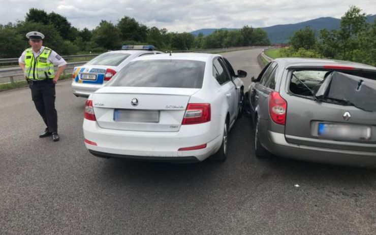 VIDEO: Šílená jízda zfetovaného řidiče! Způsobil nehodu, pak najížděl na policistu