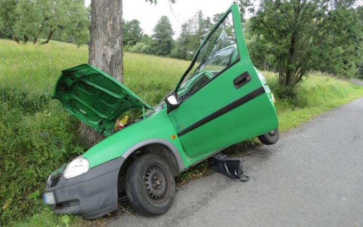 Sedmdesátiletý řidič sjel ze silnice a narazil do stromu. Byl na místě mrtvý