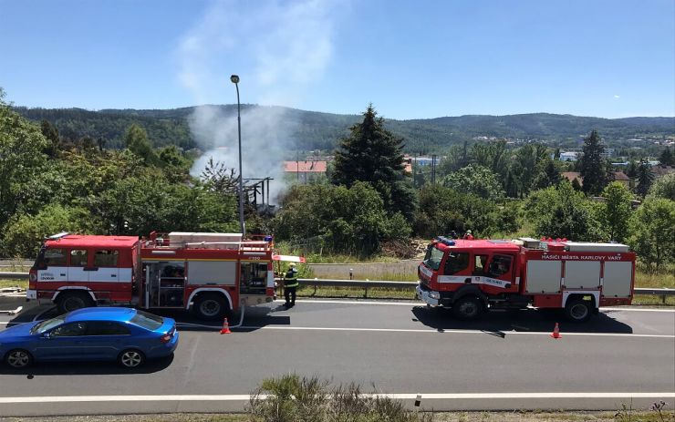 AKTUÁLNĚ VIDEO: Hasiči vyjížděli do Starorolské ulice, hořel tam přístřešek bezdomovců