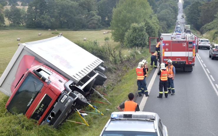 Nákladní auto sjelo na silnici na Prahu do příkopu, unikala z něj nafta