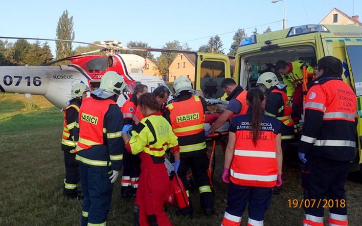 OBRAZEM: Při havárii dvou osobních aut na Toužimsku byla sražena chodkyně