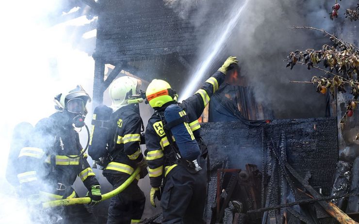 OBRAZEM: Rodinný dům na Karlovarsku v plamenech! Likvidaci ohně komplikovaly výbuchy tlakových lahví