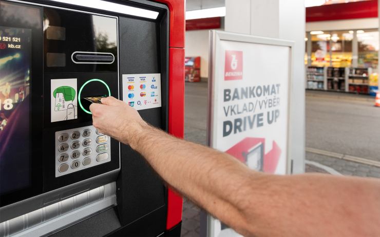 NOVINKA: Na Benzině zkoušejí bankomat, kde vyberete i uložíte peníze přímo z auta