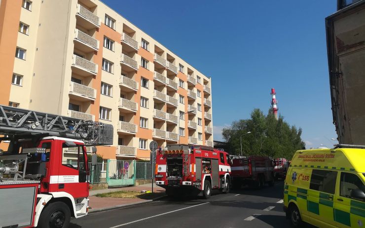 Požár bytu v pečovatelském domě v Chebu. Hasiči evakuovali stovku lidí