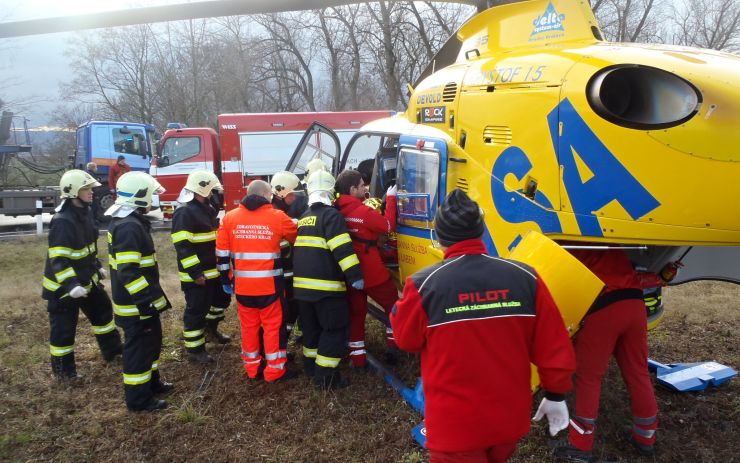 U Teleče na Karlovarsku havarovalo nákladní auto, na místo letěl vrtulník